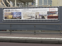 907168 Afbeelding van het spandoek 'HIER WORDT WAT GROOTS VERRICHT' op de zijgevel van de Stadsschouwburg (Lucasbolwerk ...